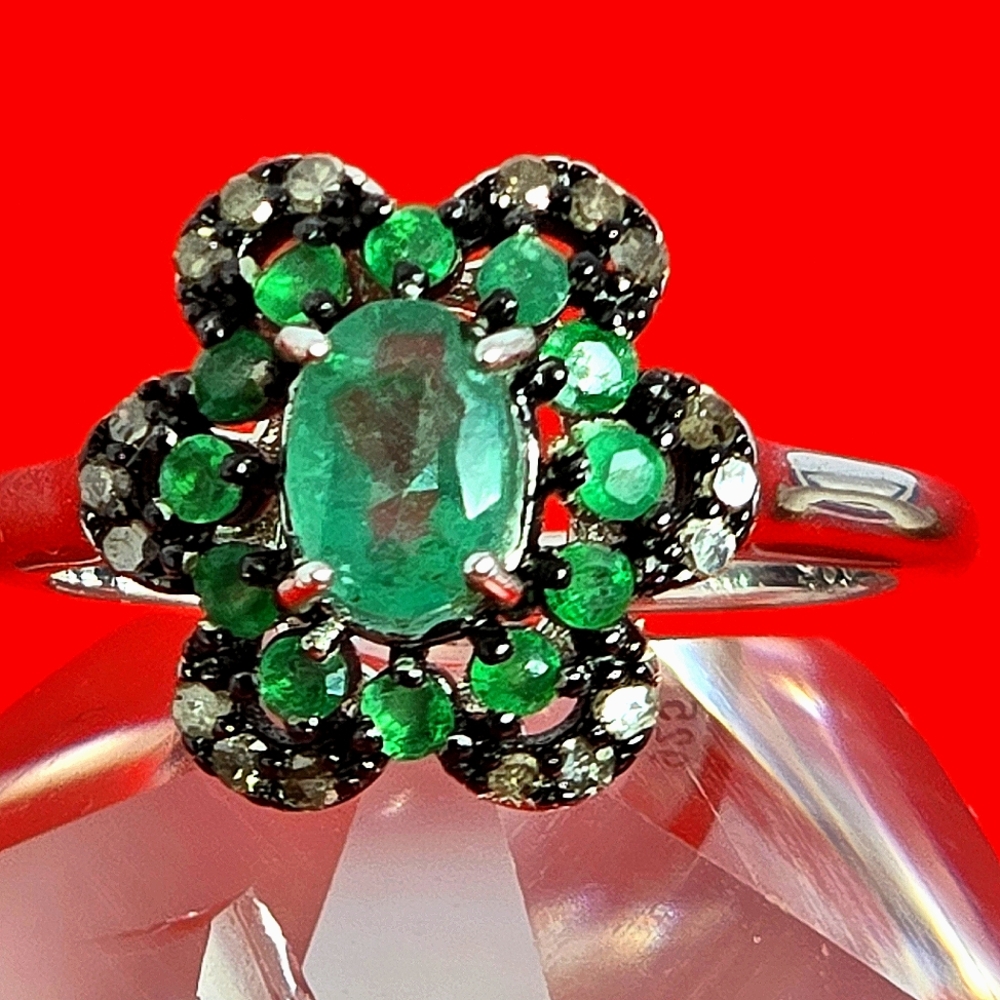 925 Sterling Silver Ring Sz 7 with Natural Emerald & 18 Natural Diamonds.
